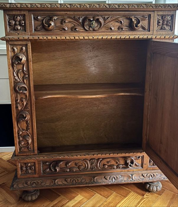 Móvel em madeira maciça trabalhada