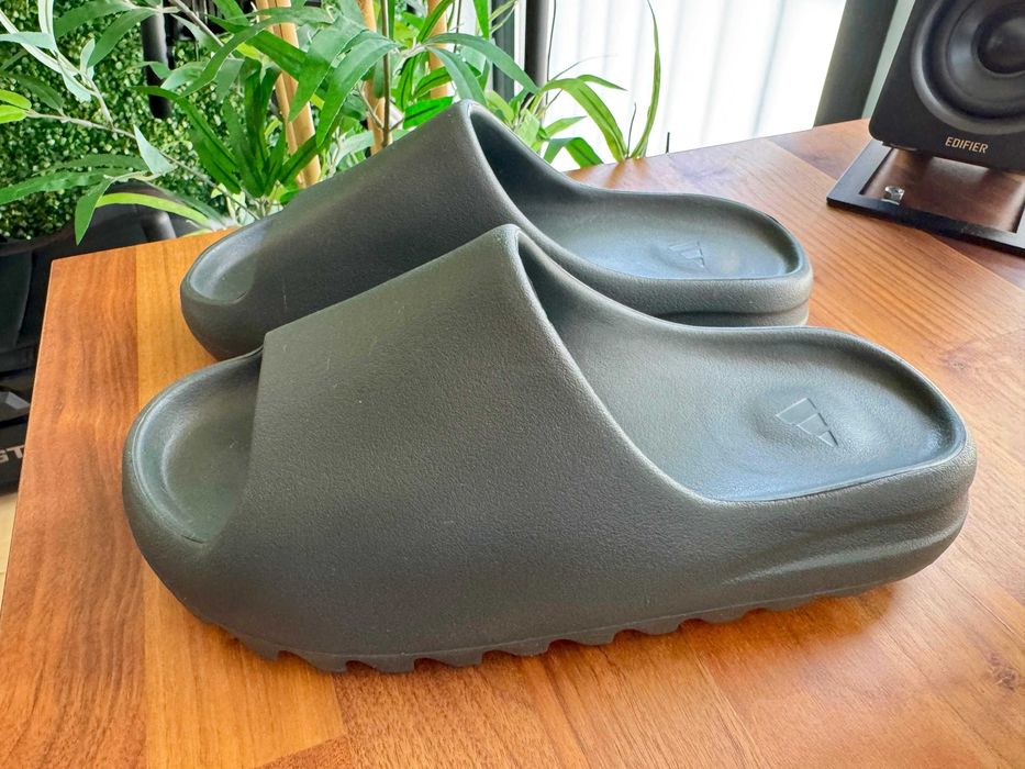 Chinelos Adidas Yeezy Slides | Cor Preto | Tamanho 41.5-42