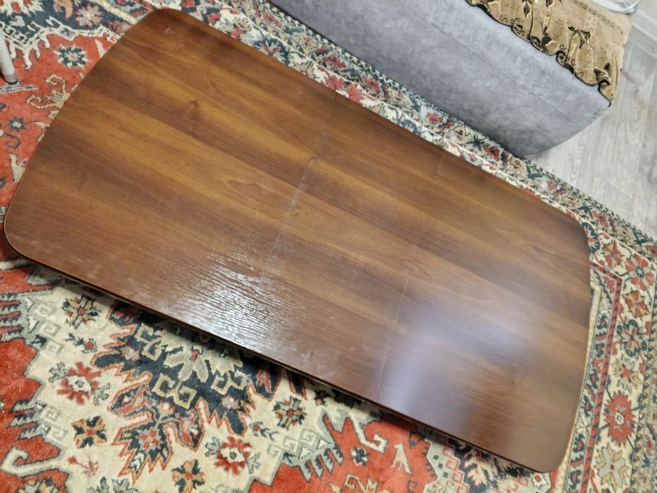 Стол обеденный коричневого цвета