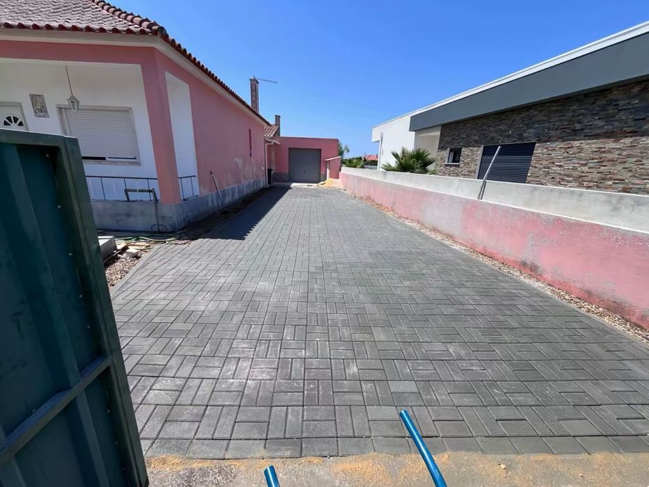 Serviços de calcetagem, pintura, bricolage, jardinagens, piquenos aranjos e reparaçõs domésticas .