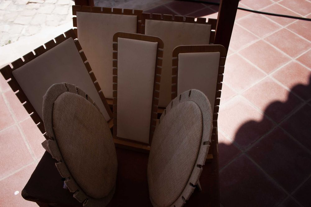 expositores e peças variadas de bijuteria