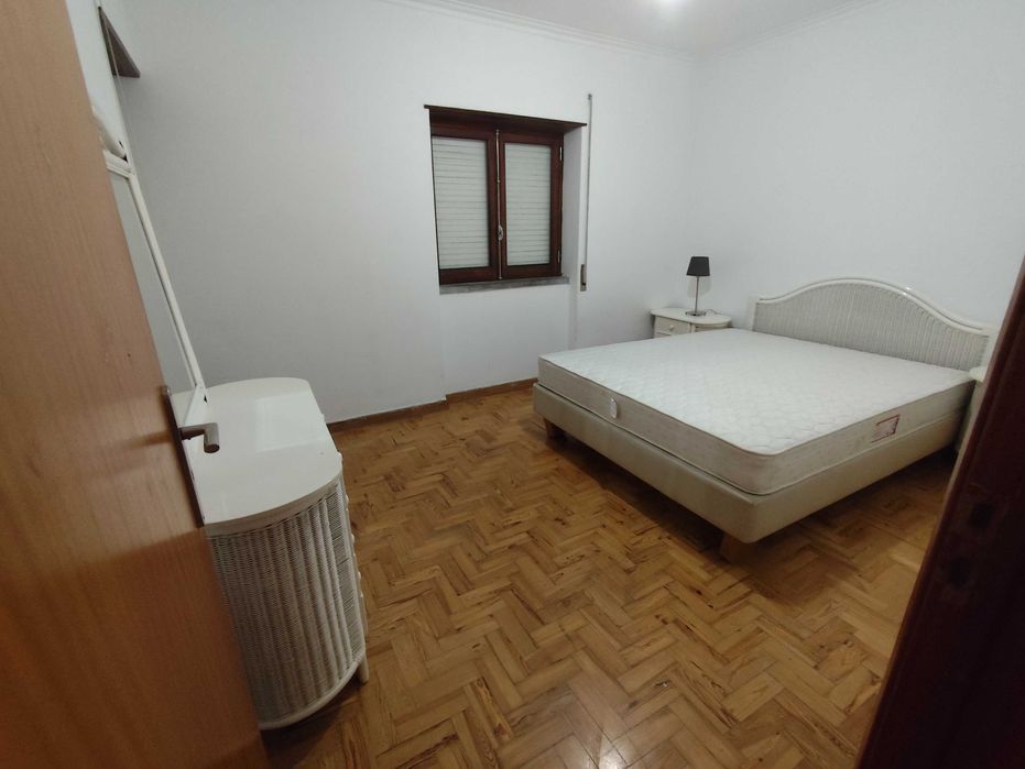 Alugo quarto na região de Carcavelos
