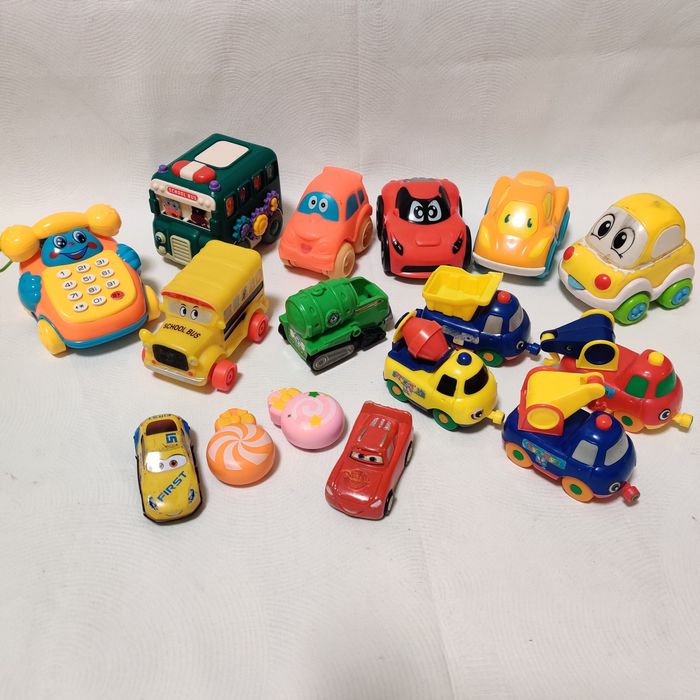 Комплект невеликих машинок, машинка-телефон, машинки-цукерки