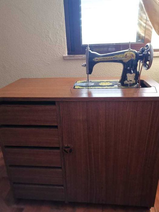 Máquina de costura com móvel