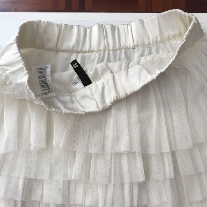 Top de renda vermelho e branco + saia de folhos