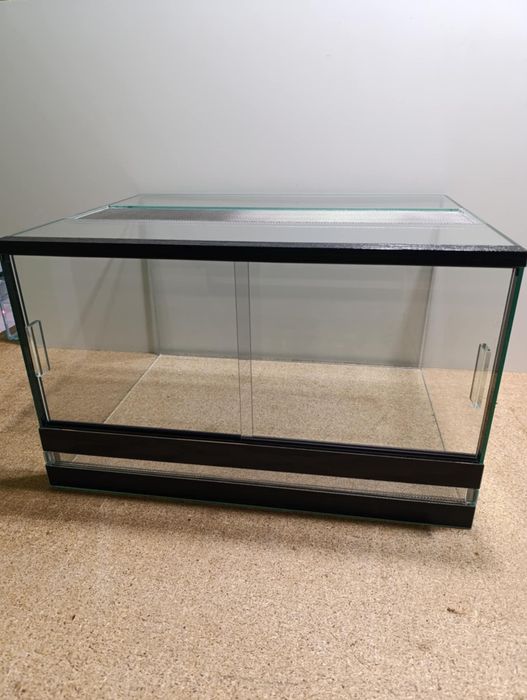 В наличии террариумы . стекло.