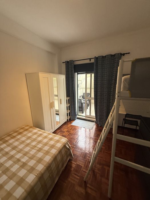 Quarto mobiliado c varanda para arrendar em Entrocamento