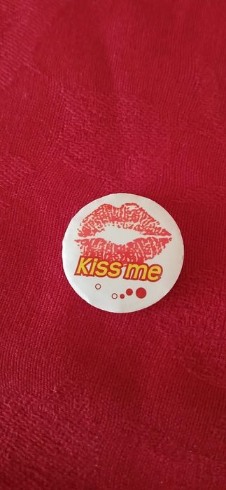 Crachá Kisse me, antigo