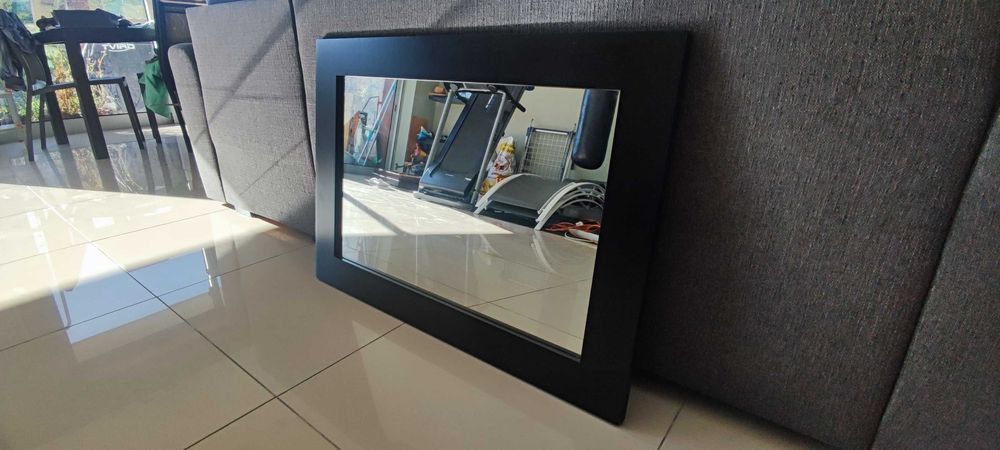 Espelho de Parede com Moldura Preta (90x64cm) - Hall de Entrada
