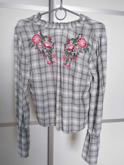 Bluzka w kratę z haftem