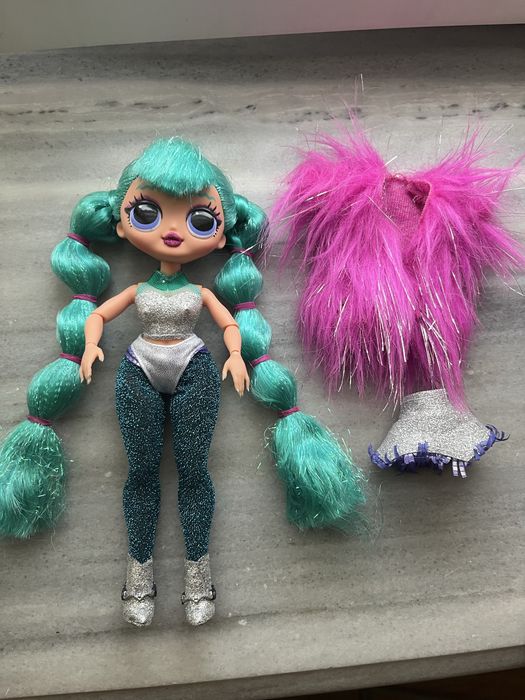 Лялька Bratz в дуже яскравому одязі