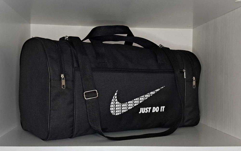 Сумка спортивная чёрная вместительная новая.