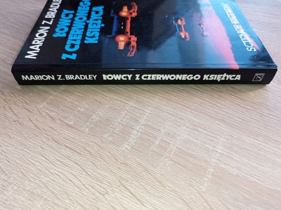 Łowcy z Czerwonego Księżyca Marion Z. Bradley