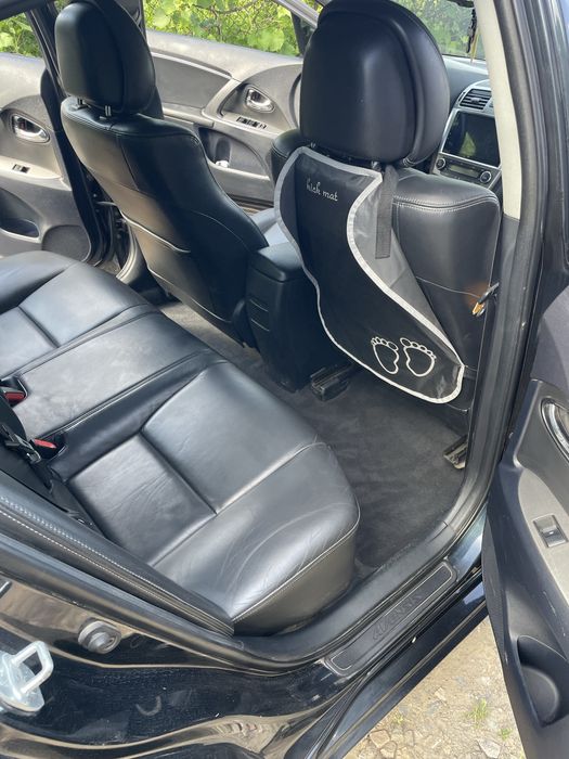 Tayota avensis 2011