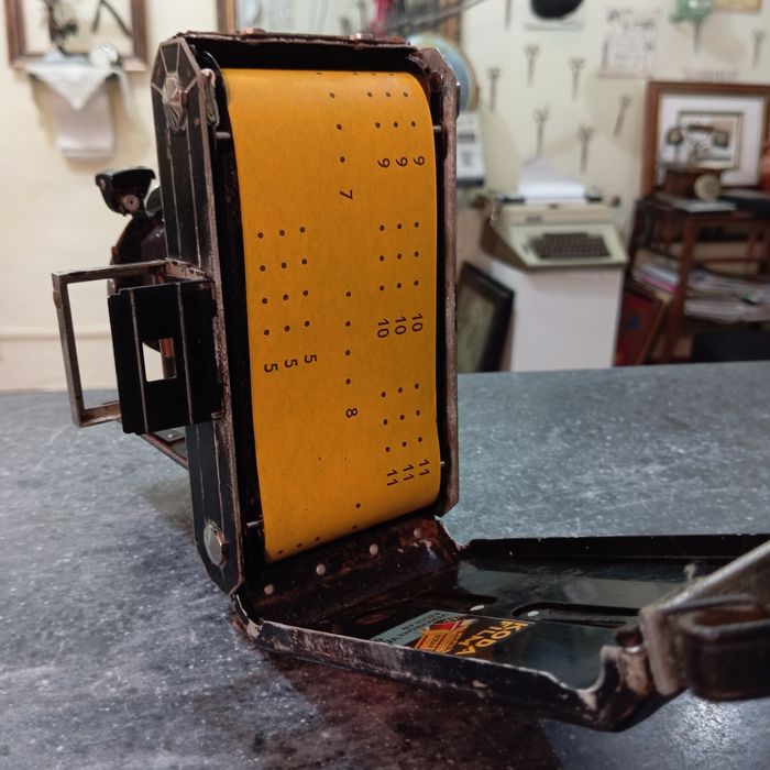 máquina fotográfica antiga de fole, identificada como uma Kodak Six-20
