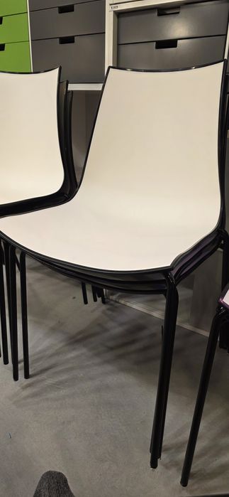 Krzesła design Pedrali – włoskie, białe z czarną ramą, sztaplowane