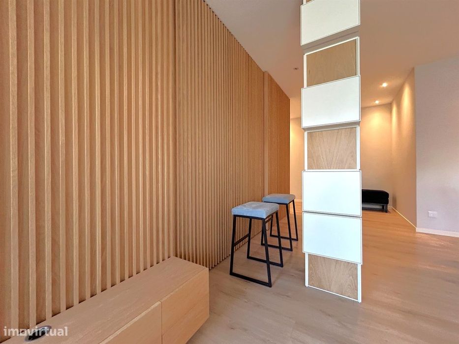 Apartamento T2 renovado com varanda e garagem | Mota Galiza