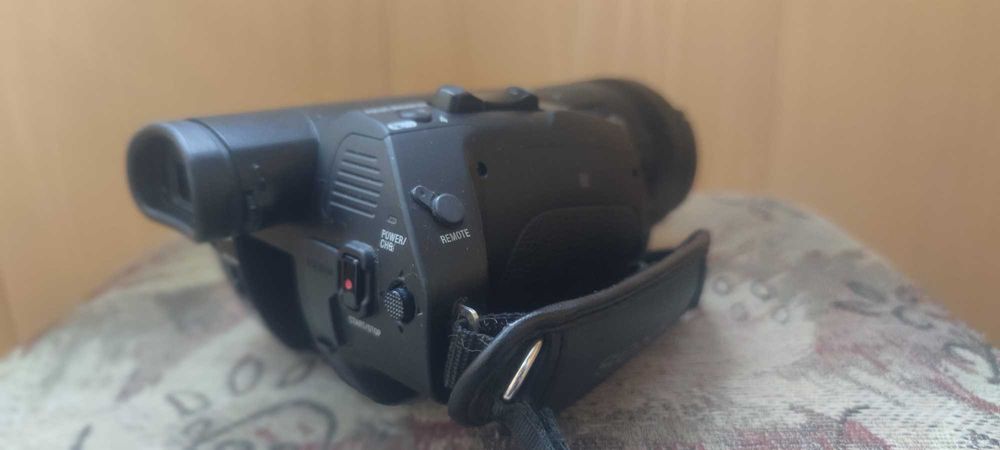 Sony FDR AX700 камкодер