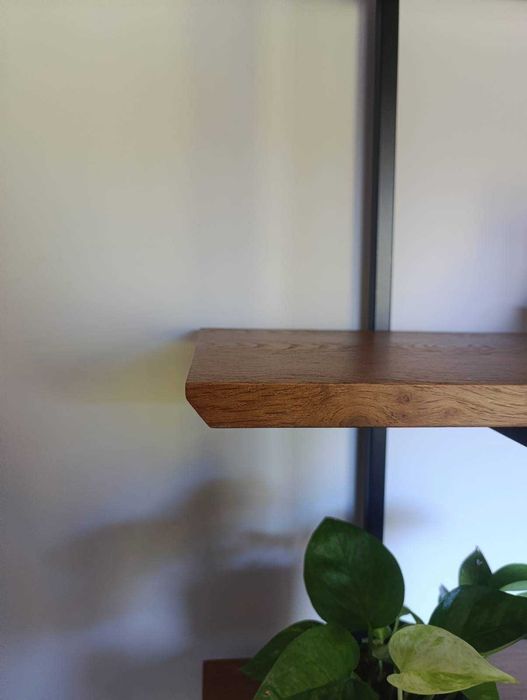 Estante moderna em aço e madeira