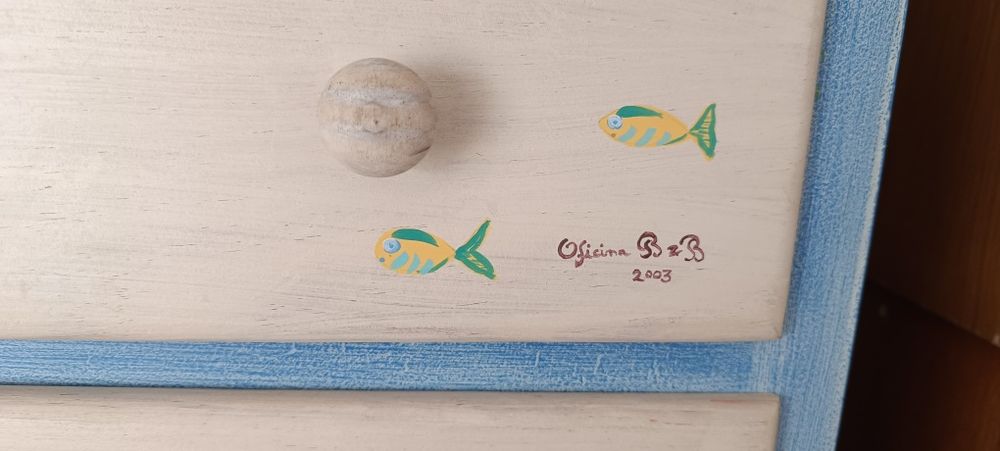 Cómoda de madeira maciça pintada à mão