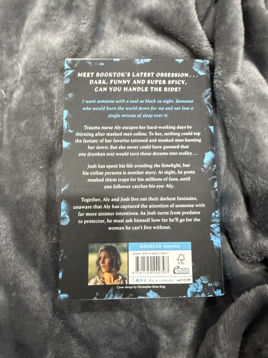 Lights Out - Navessa Allen (inglês)