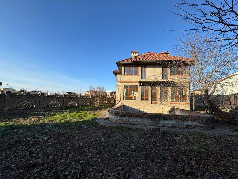 Дом в Совиньоне, ул. Бризова. 9 соток. Есть подвал. Гараж на 2 авто