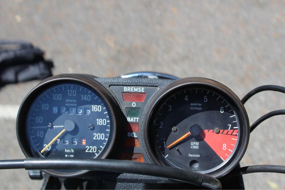 Bmw r60  com documentos a trabalhar