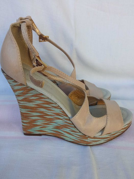 Босоніжки жіночі на танкетці