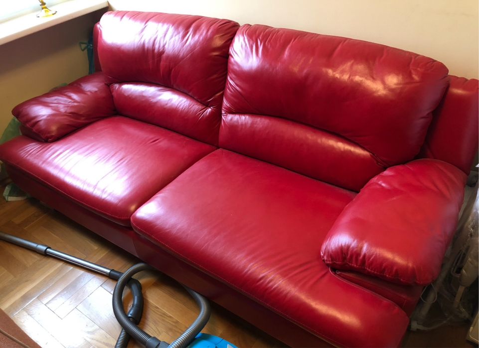 Czerwona sofa ze skóry naturalnej