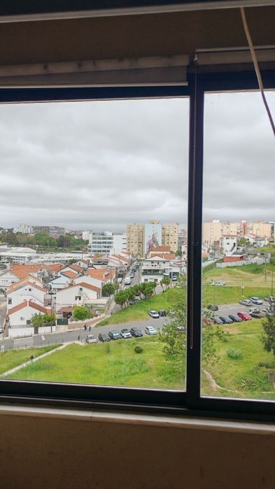 Janela cor bronze e vidros duplos