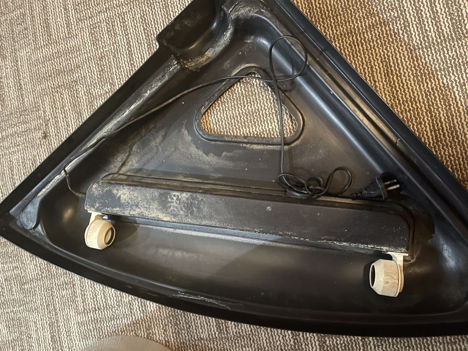 Аквариум трикутний