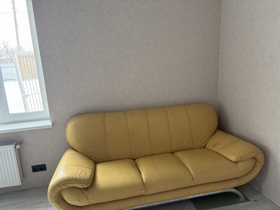 Шкіряний диван в норм стані недорого