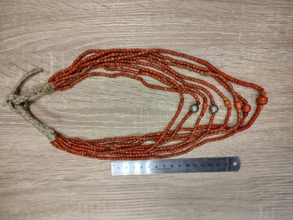 Старовинні коралові буси