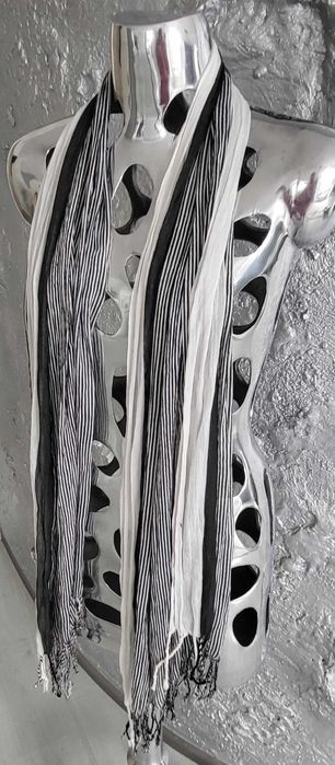 Guess szal  biało czarny