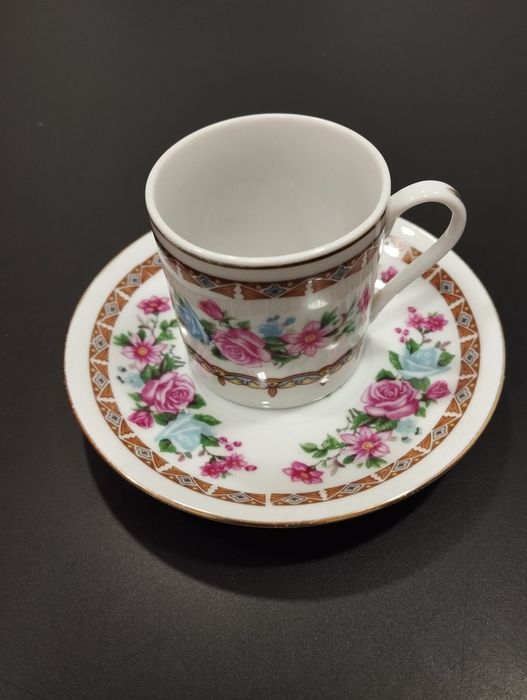 Conjunto de chávena e pires de café