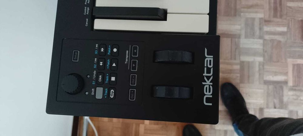 Teclado MIDI - 61 teclas c/ suporte