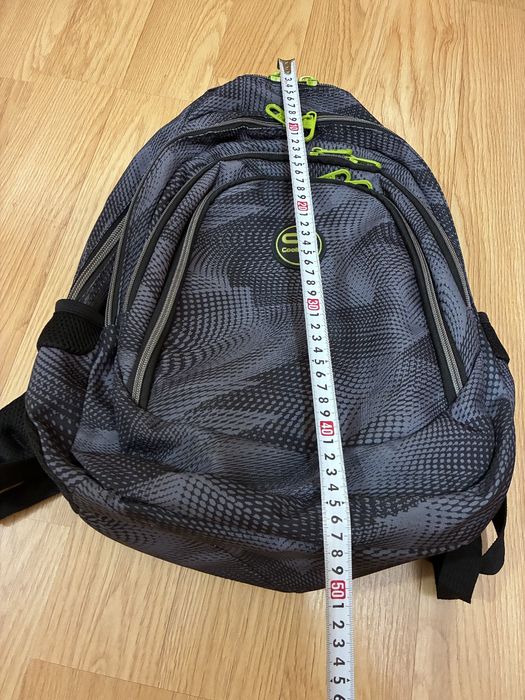 Sprzedam elegancki plecak czterokomorowy.