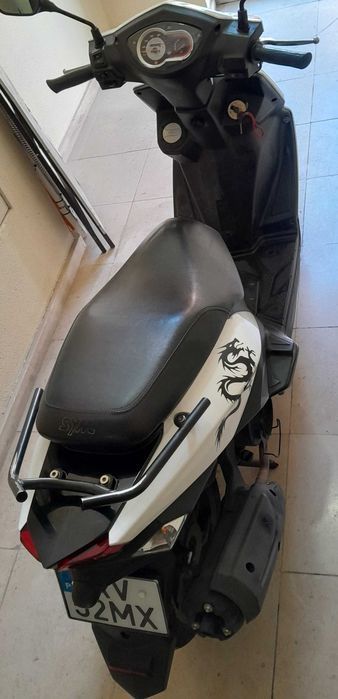 Vendo Scooter SYM 125cc e Roupas.