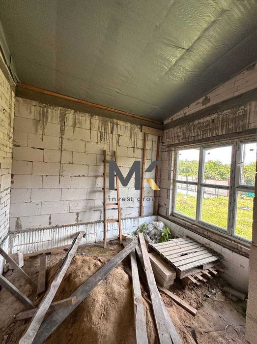 Будинок в мальовничому місці біля лісу .