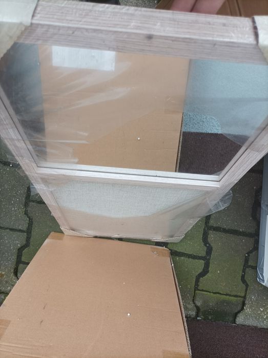 drewniana tablica z lustrem