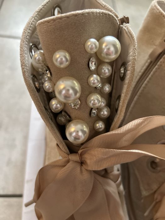 Beżowe botki z perełkami Ideal Shoes