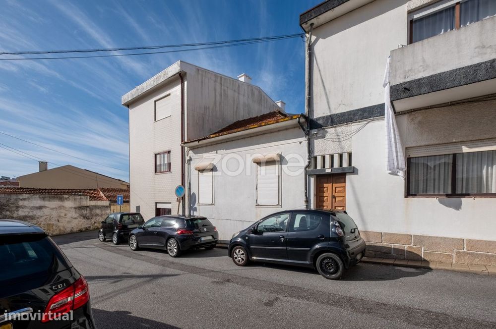 Moradia com logradouro para reconstrução - Centro de Leça da Palmei...