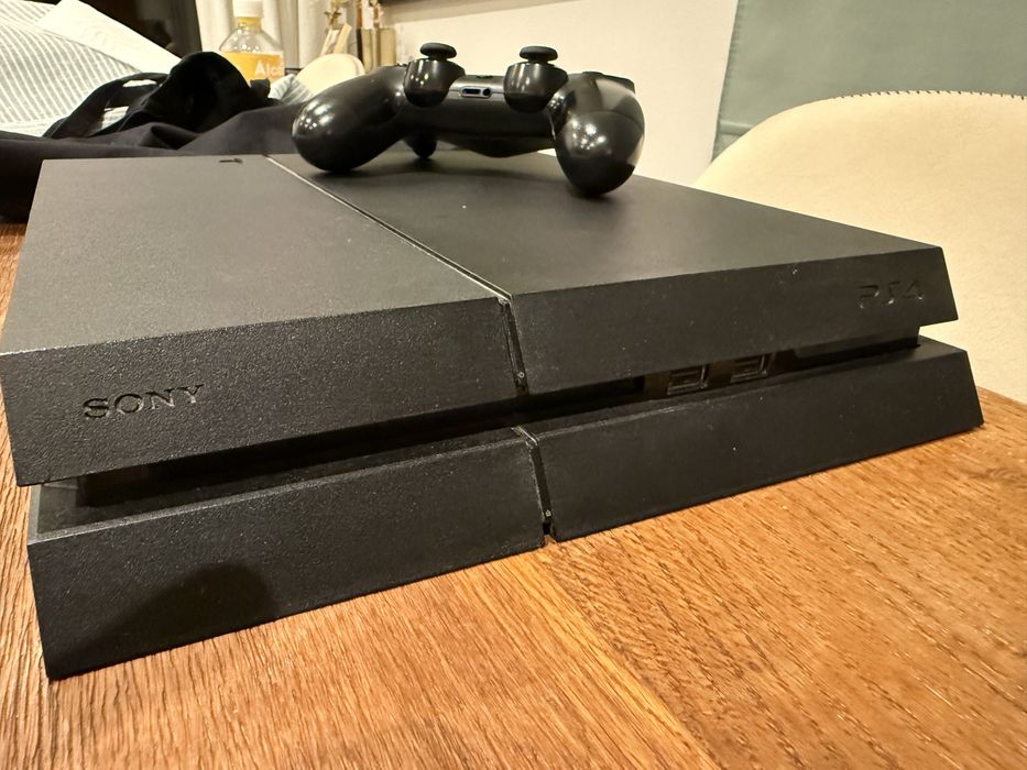 Playsation 4 500Gb em excelente estado com comando