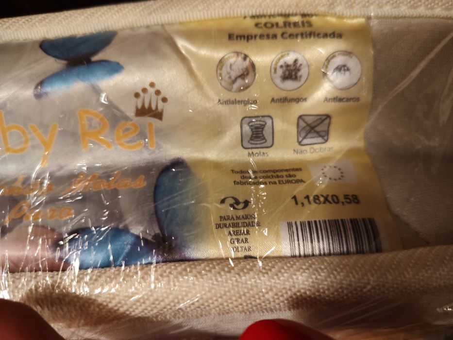 Berço de bébé com colchão