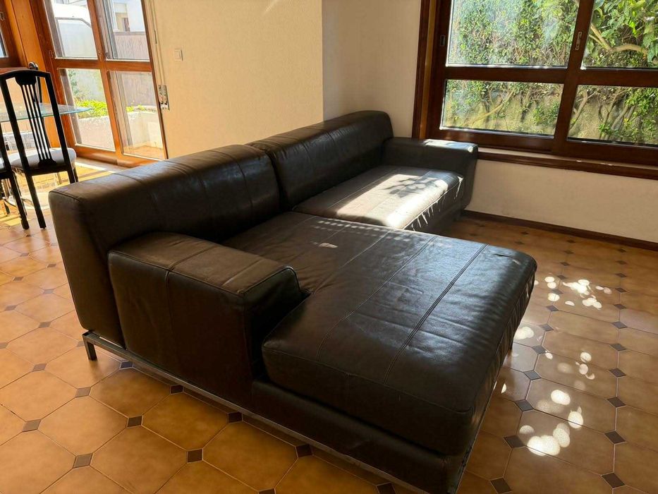 Sofá em pele com chaise longue