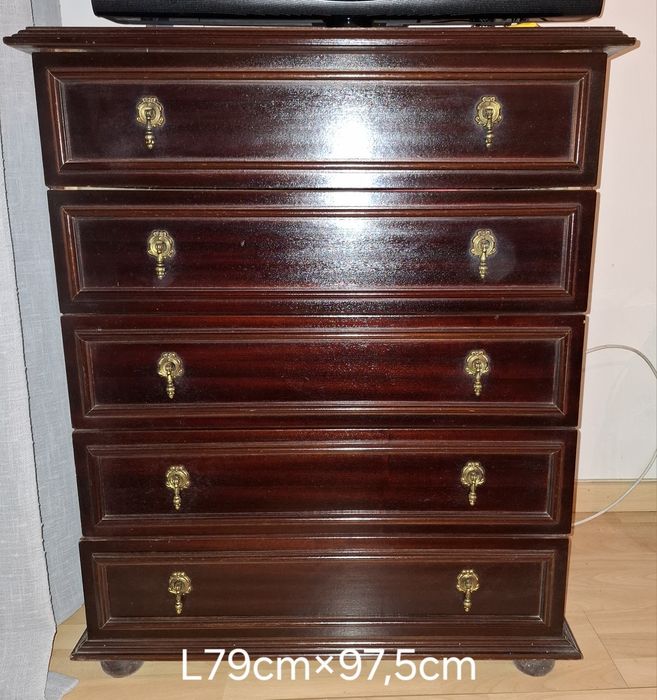 Vários móveis, cómodas, mesinhas de cabeceira, cama e aparador