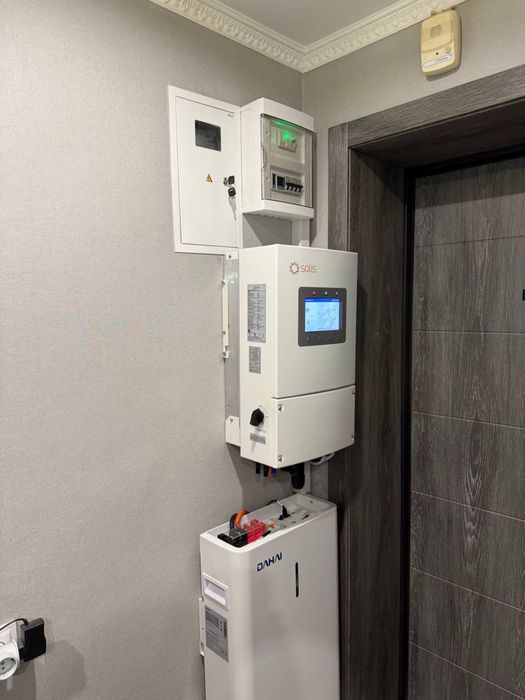 Інвертор гібридний з акумулятором