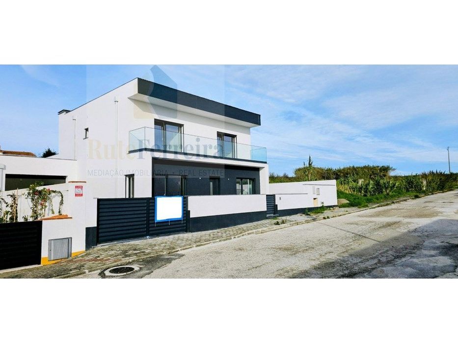 Espetacular Moradia T4 Nova, com Garagem e Logradouro!