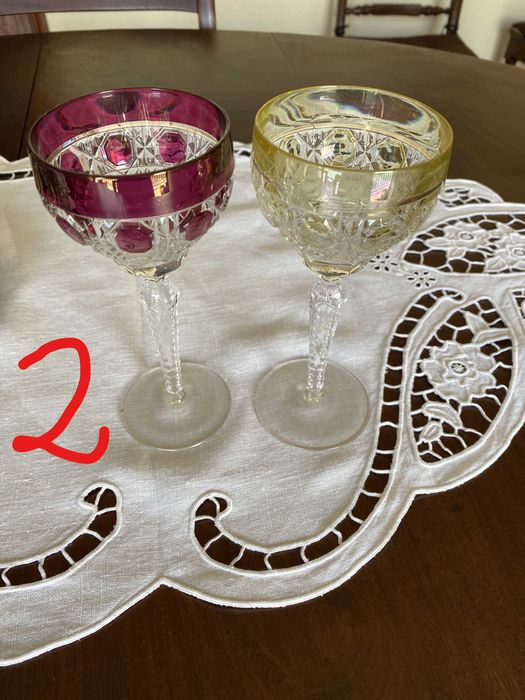 Frasco de perfume e copos de cristal da Bohemia
