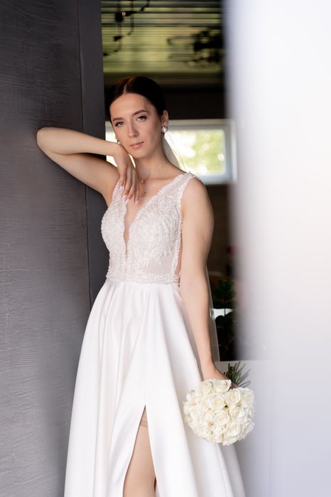 Прадаю весільну атласну сукню